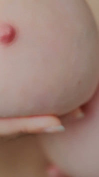แม่น่าเย็ดอวบในชุดชั้นในสีดําขี่ดิลโด้ ถุงเท้ายาวที่ต้นขาหนาของเธอ