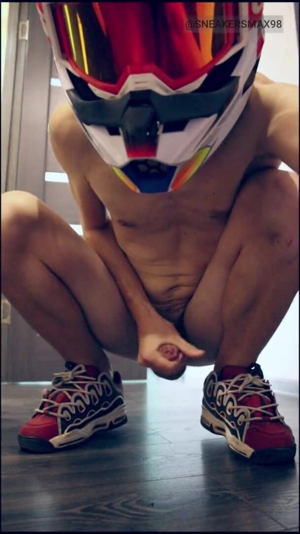 Sneakersmax98: फॉक्स mxhelmet में नग्न आदमी नाइके स्नीकर्स पर हिलाता है