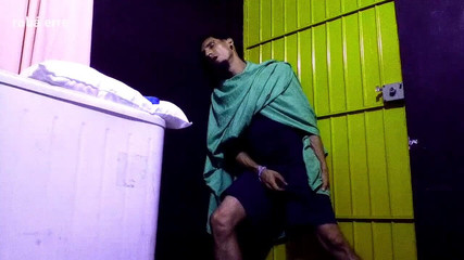 Raba erre elle: Raba Ṇchia si hraje s jeho ptákem ve spodním prádle