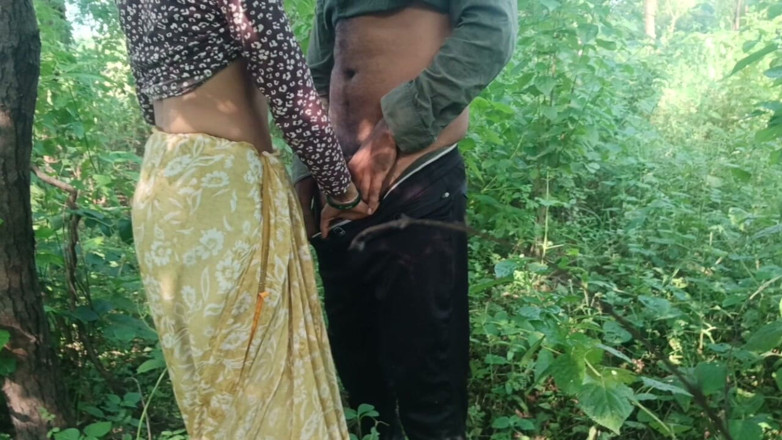 seema: Bhabhi Jangal Mi Akeli Mili Aur Boobs Nikala Bhabhi Ka