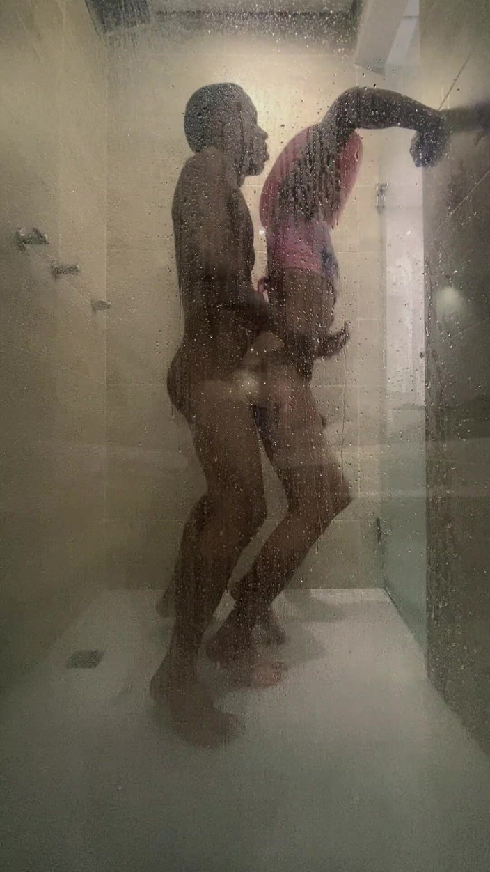 Tomas Styl: Femboy este futută de un străin în baia hotelului unde este în...