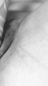Il figliastro filma e riceve un video di figliastro che si masturba con un mega dildo nella figa - Andressa castro