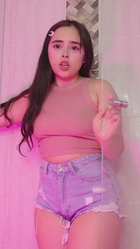 옷을 입은 샤워 오줌 재미