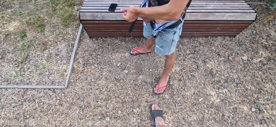 AlexGay: Un femboy au hasard me branle la bite et mange...