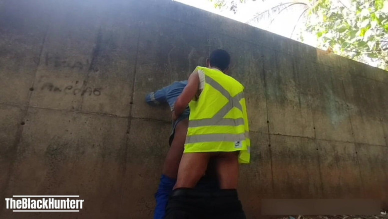 TheBlacKHunterr: Doi muncitori în spatele zidului de serviciu