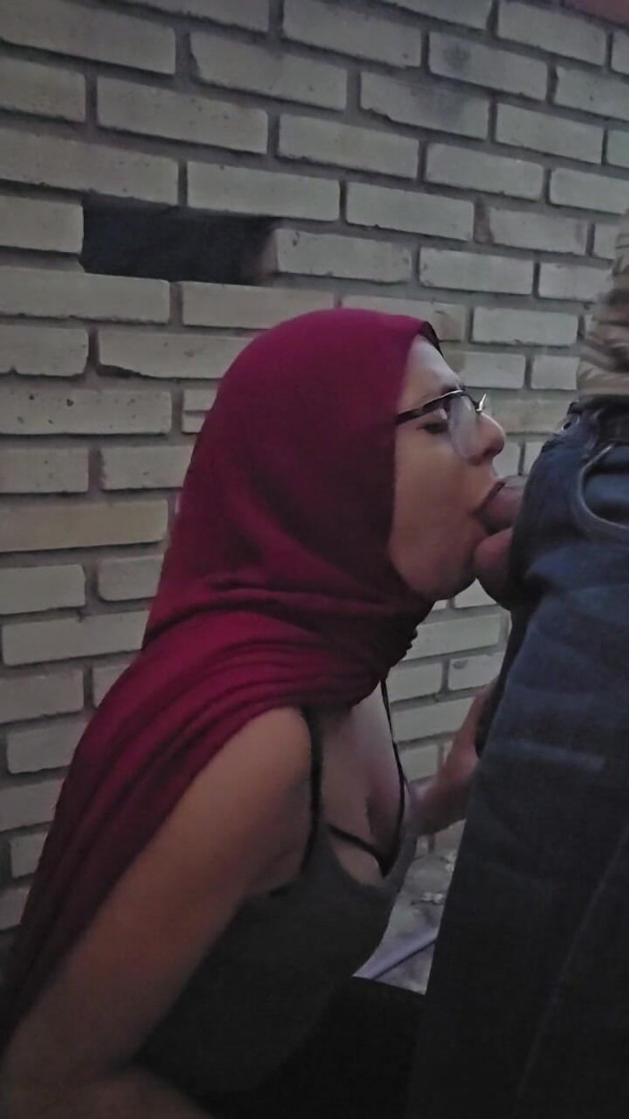 MiaNIqab: Muie la intrarea casei Mia Niqab