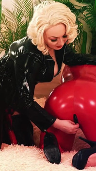 Strap-on-fick von schlampe mit dickem arsch! Hals- und muschi-dehnungsfick-Training. Arya Grander & Fetishaura