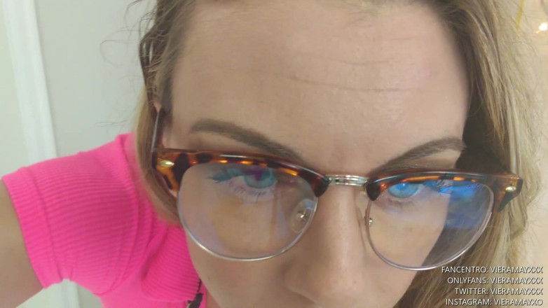 VieraMayXXX: La babysitter ti fa una sega pov