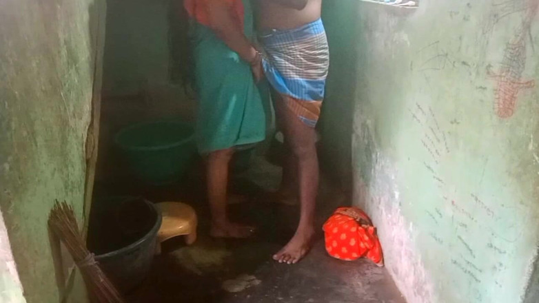 Desi Sathiya: 남친과 섹스하는 인도 섹시녀