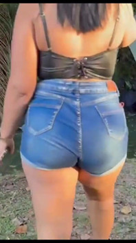Llevé a mi pequeño novio al centro del bosque y nos desnudamos