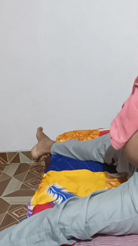 ลูกพี่ลูกน้องสาวเอาควยของพี่เลี้ยงเข้าไปในปากเธอ