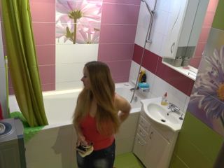 Milfs and Teens: Joven rubia con hermosas tetas se ducha