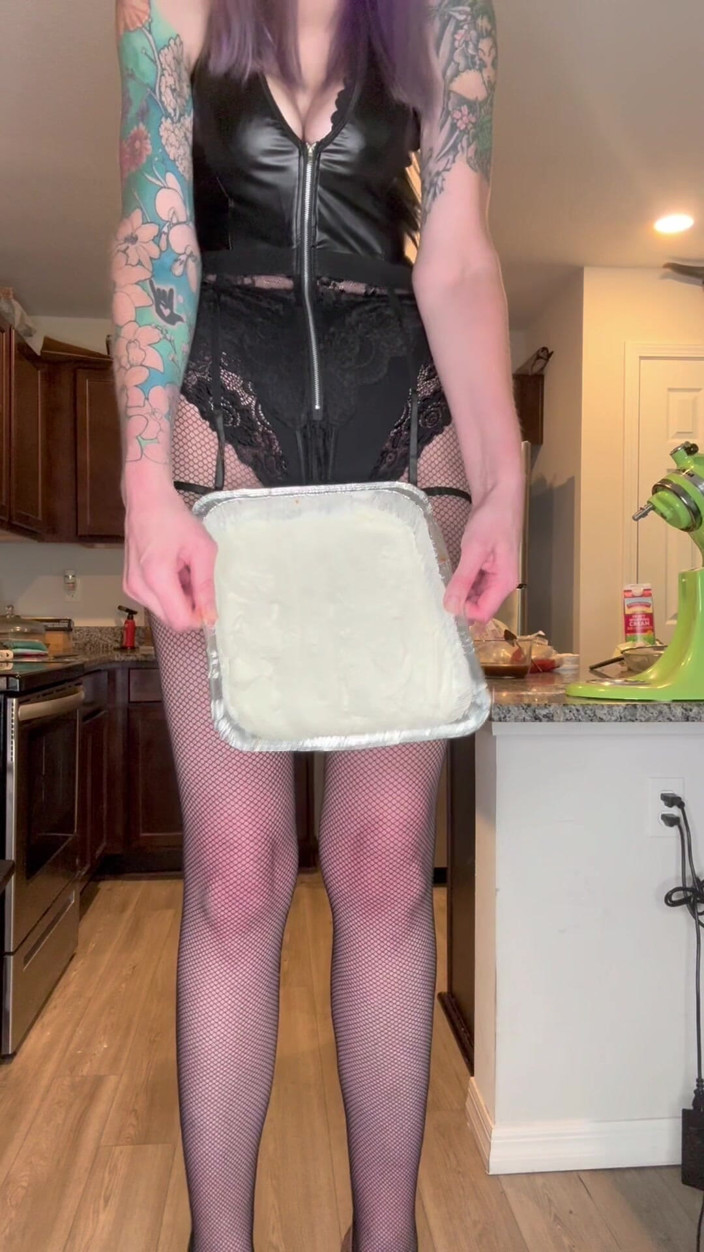 Peppermint Giantess: 73 dev kadın minik mutfakta yemek yapıyor