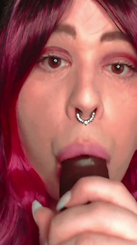 Sissy Mykella ssie, głaszcze i zjada własną spermę