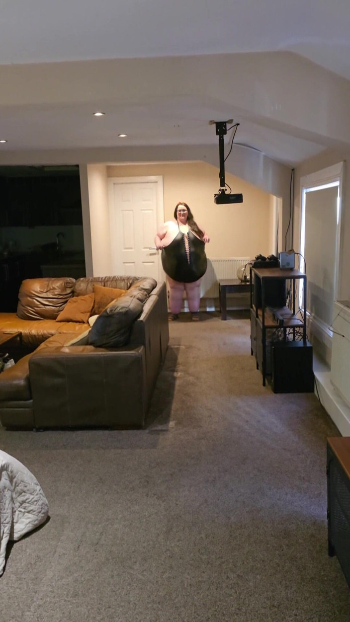 SSBBWLadyBrads: Sexy ssbbw bunda e barriga andando em terno de couro...