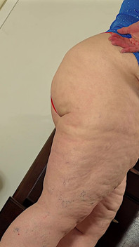 Intenta no reventar tu nuez cuando extendo mi gran culo gordo y jugoso de par en par
