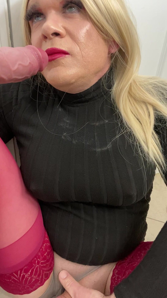 MadisonCD2025: Sissy transgender sexy femboy crossdressing-schlampe lutscht schwanz und spricht mit...