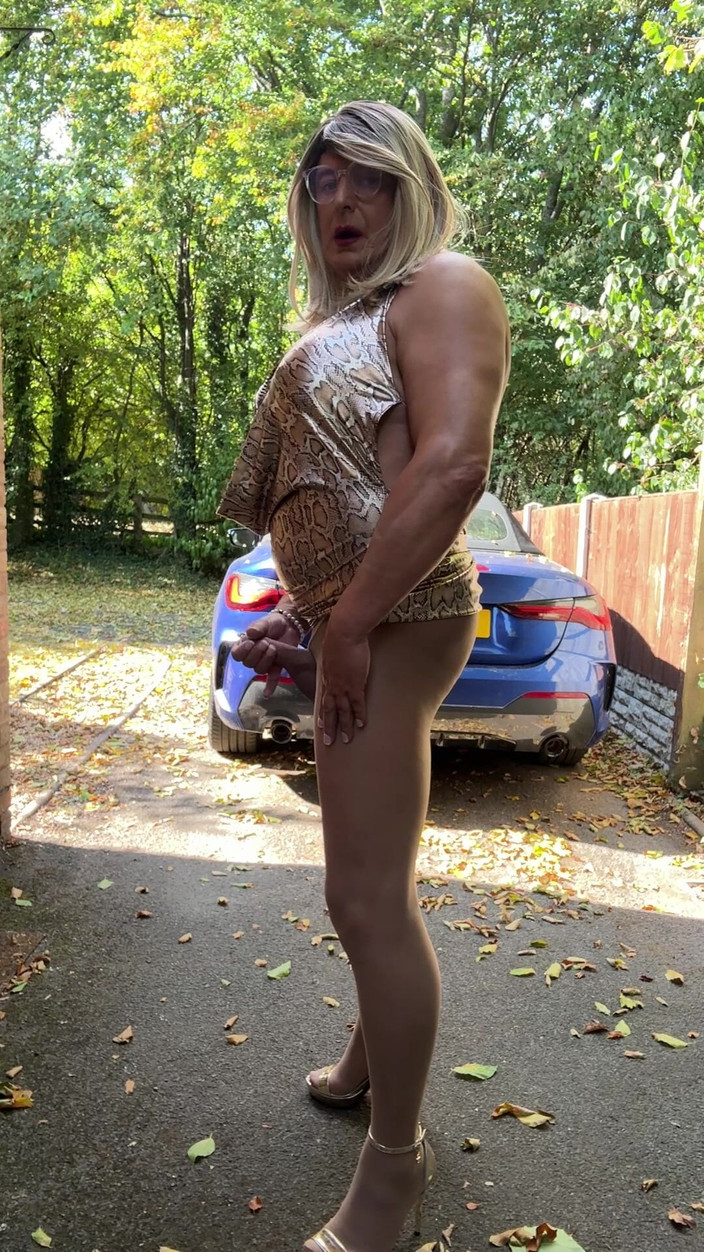 Kellycd2022: Crossdresser seksi Kellycd2022 dalam Pakaian Cetakan Leopard Emas Tan Pantyhose...