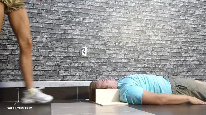 Sadurnus: Pod krásnými teniskami Ariel!