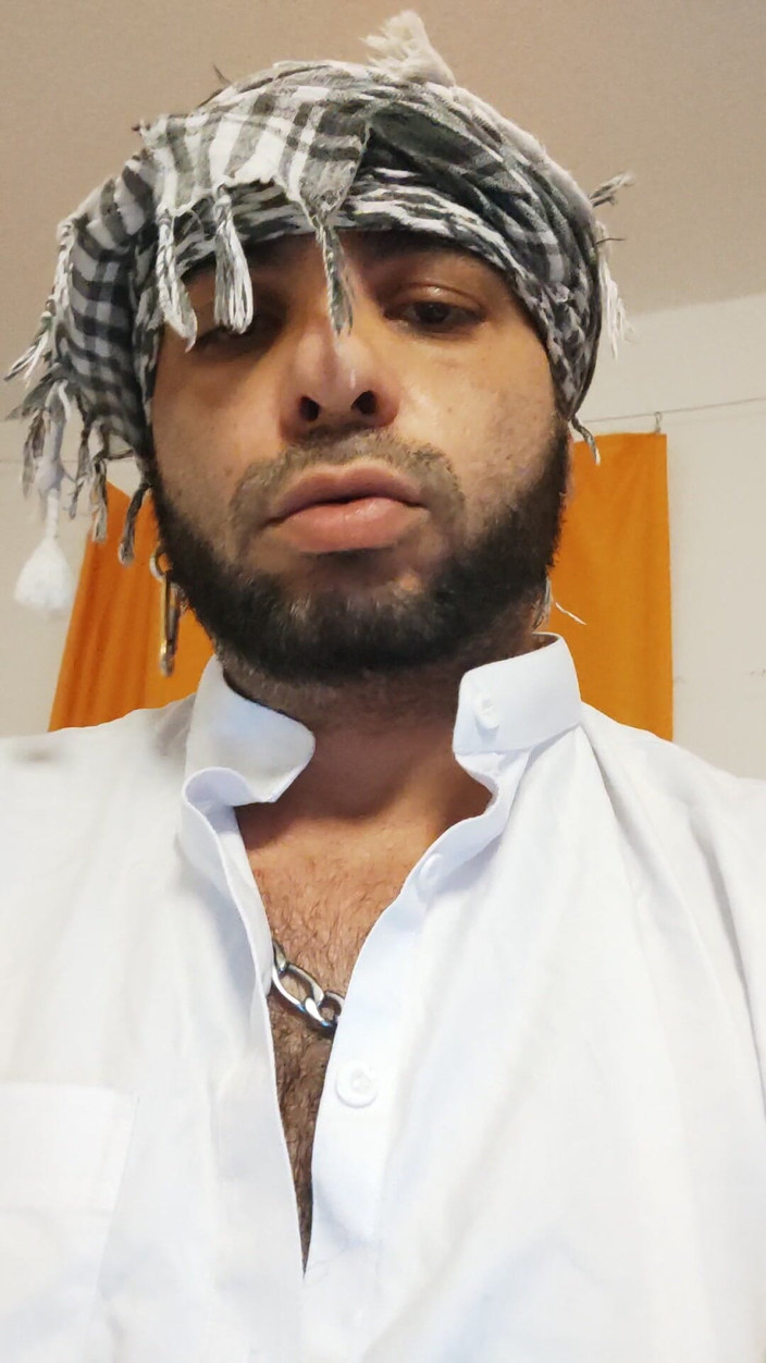 SmokedAlloy2: En la marca, dj-bro cachondo vestido como un afgano pervertido