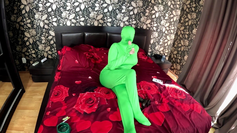 MilfyCalla: Volles Zentai-umhüllungsspiel. Bbc dildo necken, muschi klatschen und raucht durch...