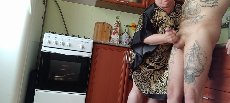 Zona901: La milf si masturba il mio cazzo prima di pranzo