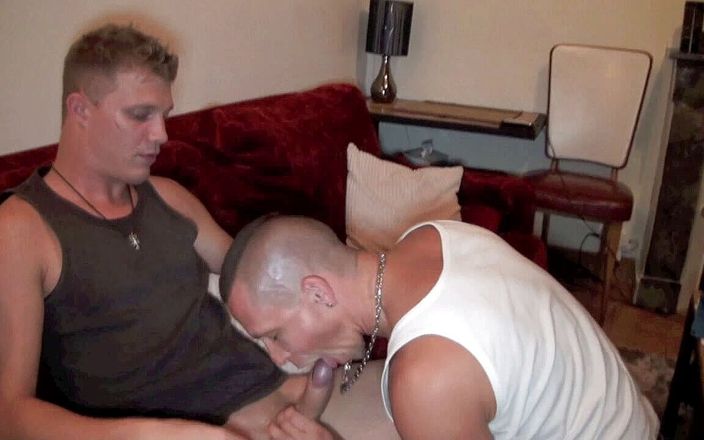 MASCULINE BOYS STUDIO: Sexy musscle jongen met tatoo geneukt door top blondine