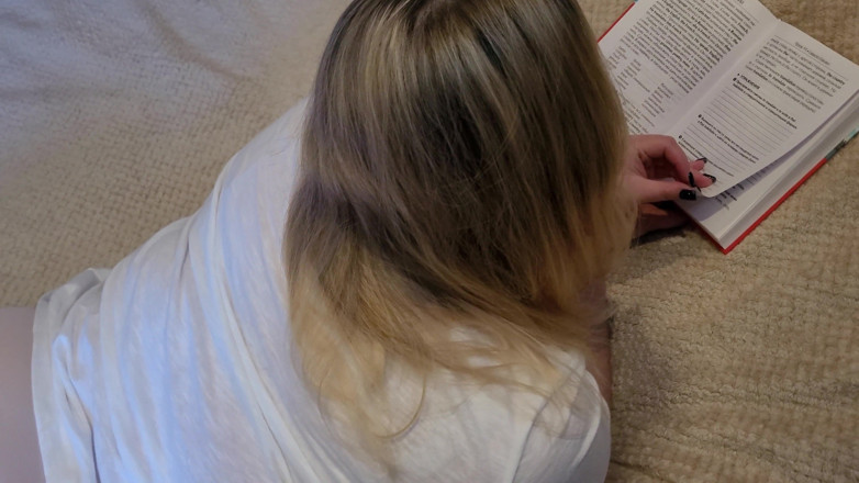 Peach Desert: 彼の義理の妹の勉強を中断し、彼女の口の中で兼