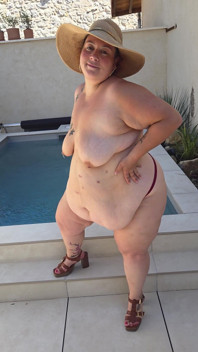 Me mostro desnudo fuera, junto a la piscina.