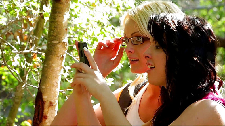 Lesbian Stories: Teen tóc vàng đang liếm âm hộ của bạn mình ngoài trời