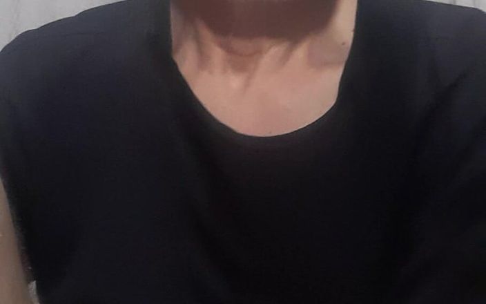 Big uncut hard cock: टी-शर्ट और अंडरवियर पहनी सुंदर आदमी सेक्स करना शुरू करने के लिए कपड़े उतारने का इंतजार करती है।