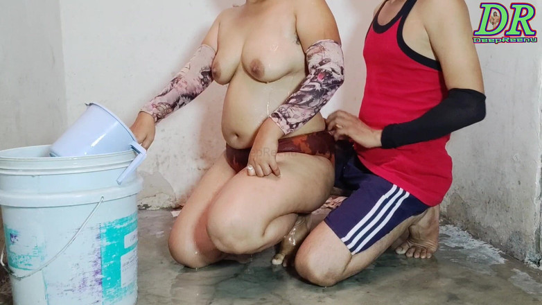 DeepReenu123: Kakak tiri meninggalkan bhabhi saat dia mandi