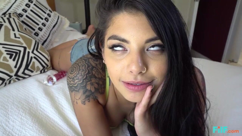 FILF - Father I'd Like To Fuck: Gina Valentina oefent het zuigen van lul op haar stiefbroer