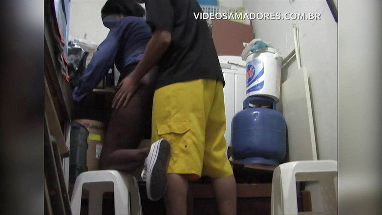 Amateurs videos: Kluk šuká uklízečku, která se schovává před stopmom v nepořádné místnosti