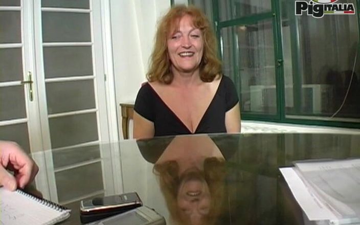Pig Italia Official: Daniela एक परिपक्व चोदने लायक मम्मी है जो समूह में अपनी चूत की चुदाई के अंदर विकृत अश्लील फिल्म के दौरान कड़ी फिल्म बनाने के लिए उपलब्ध है