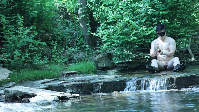 barenakedboy: Згинаючи біля водоспаду, намагаючись прокрастися трохи приватного моменту...