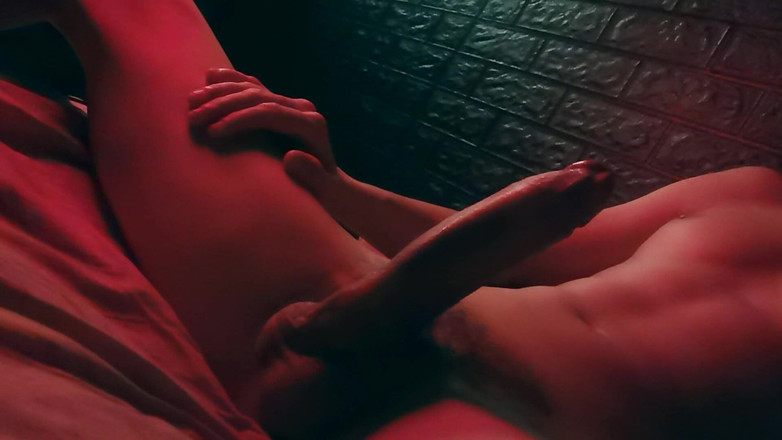 SEXY_GUYBEST: 夜、とても情熱的に大きなペニスをマスターベーションし、うめき声をあげる!