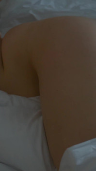 Tombul orta yaşlı seksi kadın bir otelde tek başına uyanıyor.