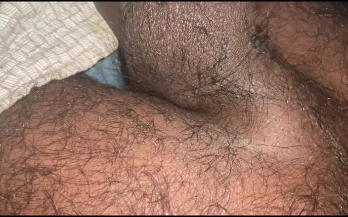 Sachitamute: 혼자 있는 동안 후장 안에 병을 넣는 소년