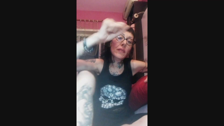 Miss Wagon Vegan Fetish: Miss Vagones Vegana - Sawn imaginando chuparme la uña cubierta de...