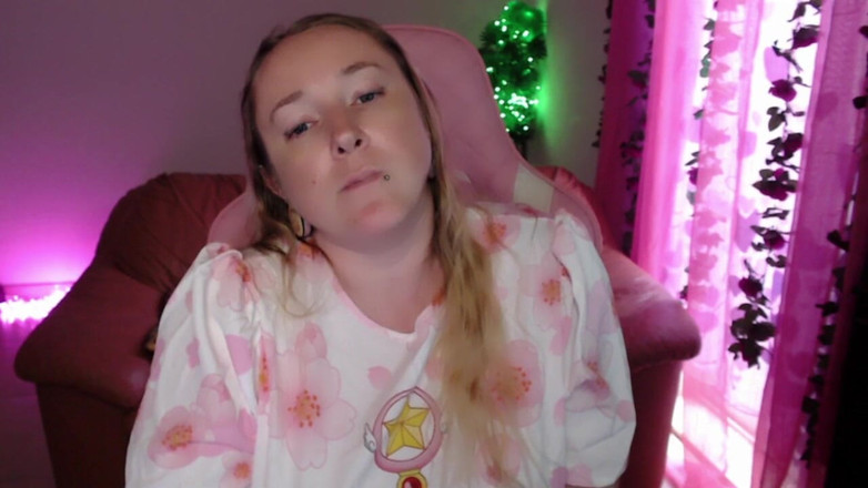 Kisicaxx: Con cu to đen tôn thờ cuộc nói chuyện tục tĩu