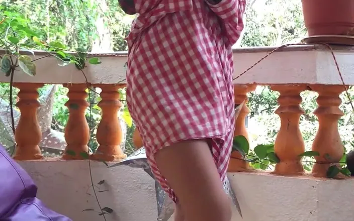 Nora Redmain: Outdoor Striptease and Feet Close-up