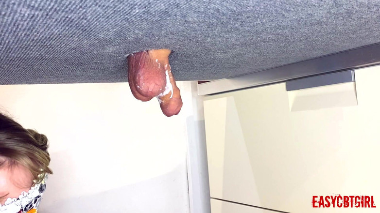 AnnyCandyPainboy: Älskarinna rakar sin slavs bollar på mjölkbrädet Easycbtgirl