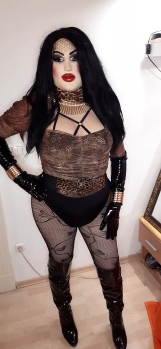 Erica Doll: Le grandi tette della bambola dominante