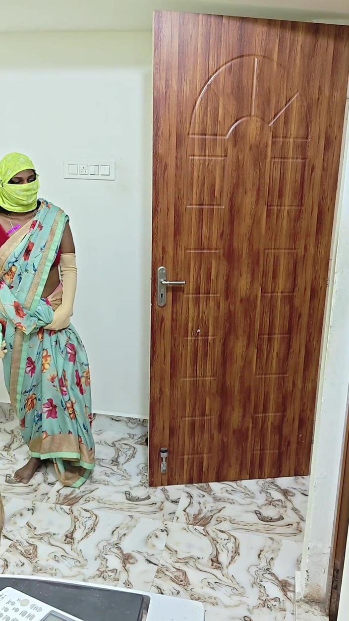 Thesana: キッチンで料理をしている妻が夫に犯される無邪気な新人メイド