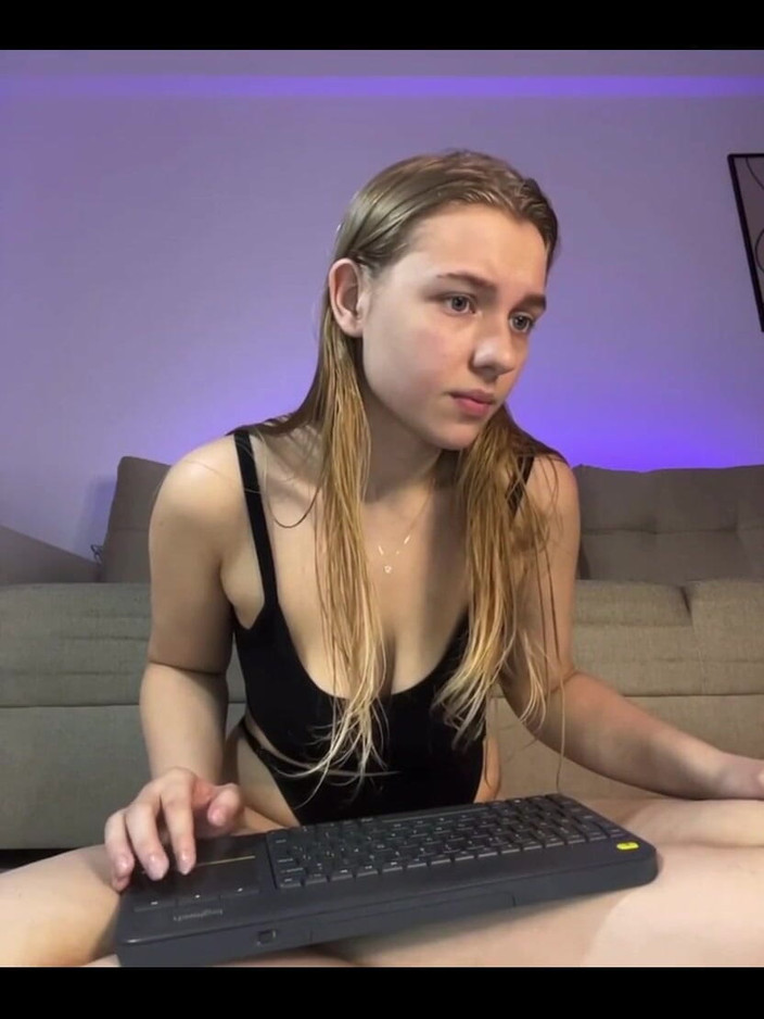 JuiceLussie: Esguicho tão quente e de quatro