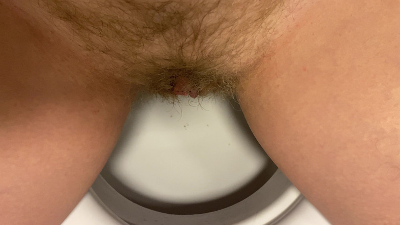 Hairy couple: 毛むくじゃらのマンコがおしっこをし、うっかりおならをする、非常にクローズアップビュー