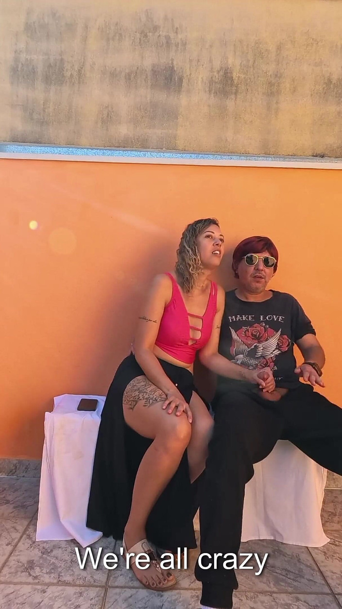 Gabi SweetCouplesStories: Slepec má šťastný den sedí na veřejném místě.