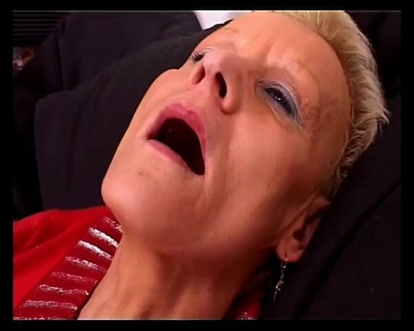 YOUR FIRST PORN: Yaşlı amcığın yüzüne boşalmaya ihtiyacı var
