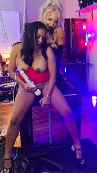 Asiatische MILf maxine x squirtet in einem eimer!
